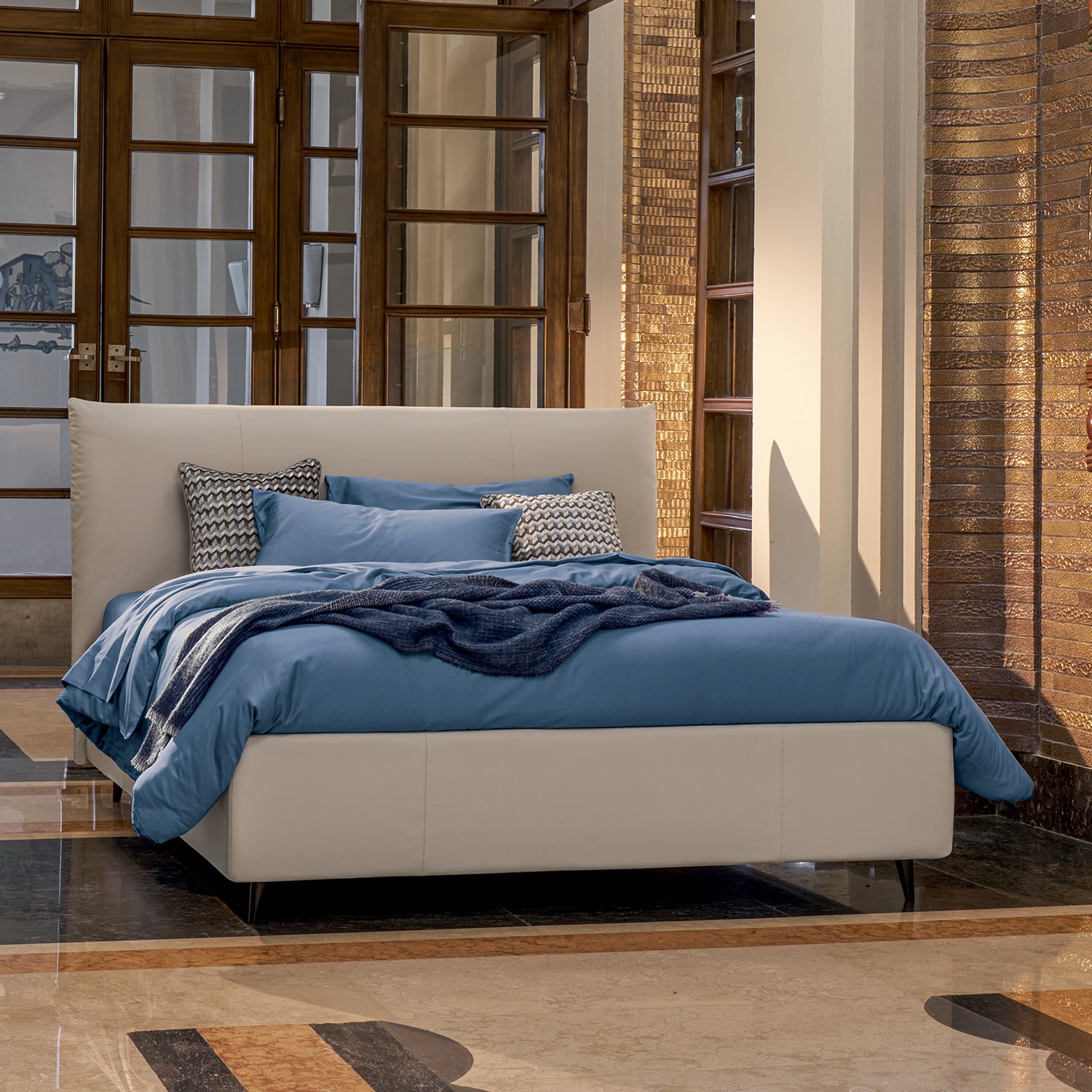 egon letto nuova collezione myroom dorelan. letto chiaro imbottito con lenzuola azzurre