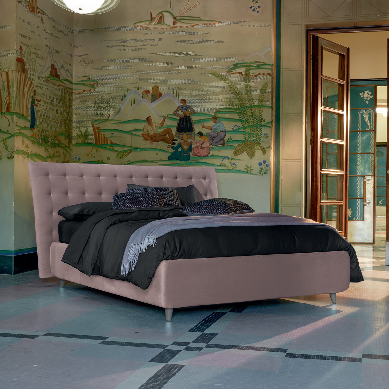 eileen letto nuova collezione myroom dorelan. letto rosa chiaro imbottito con lenzuola nere