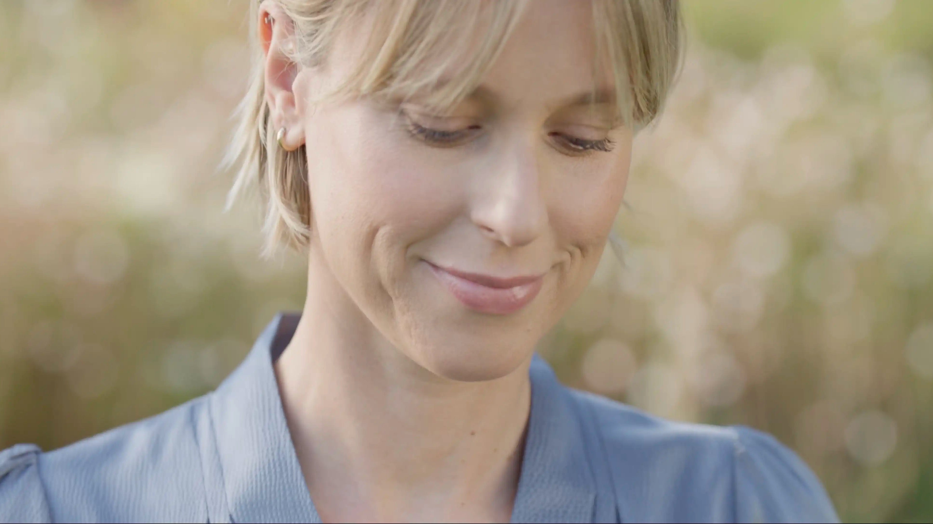 federica pellegrini sorride, testimonial della campagna dorelan scelgi la qualità per il tuo riposo