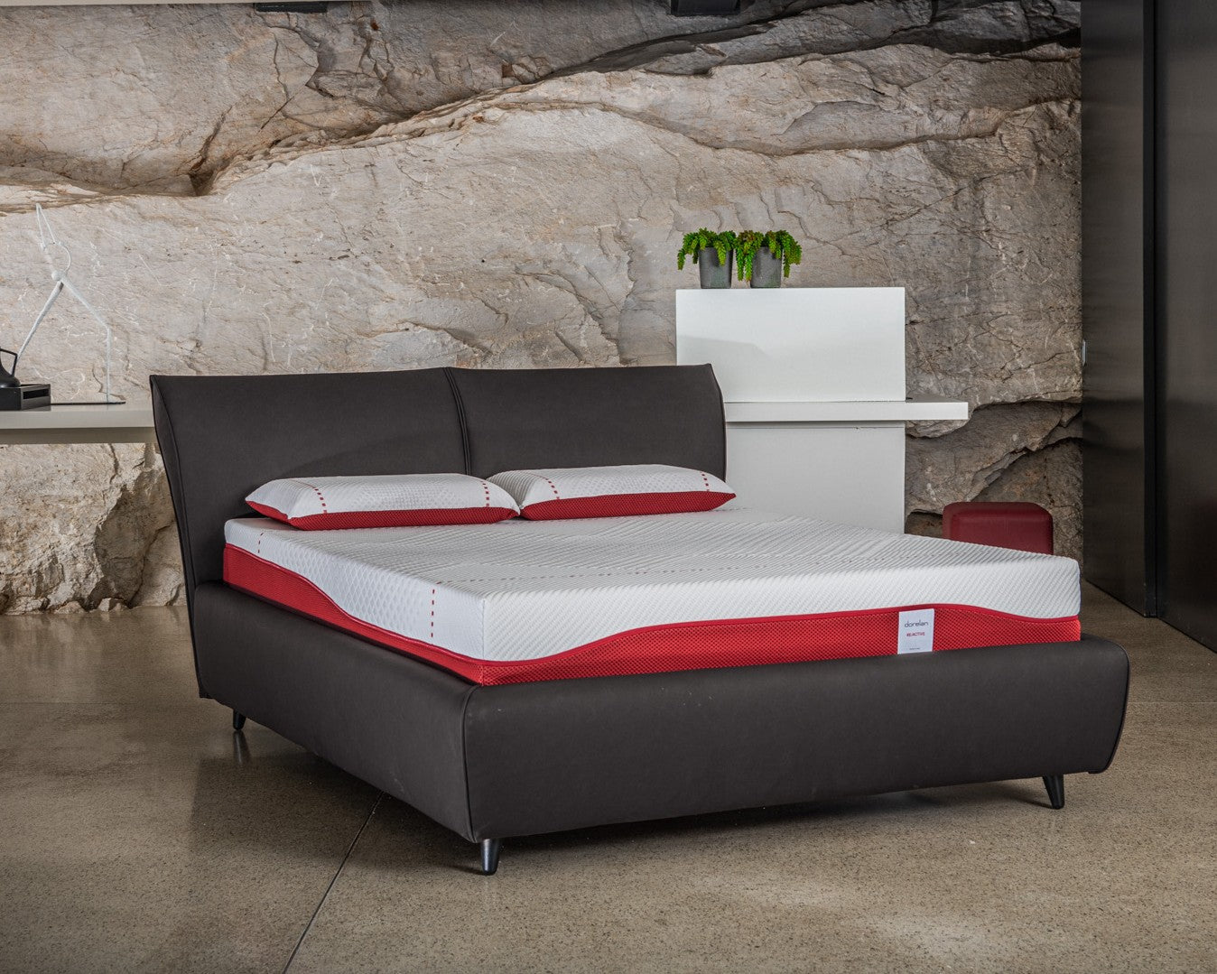 letto edward color testa di moro, contenitore, con dettaglio della testiera imbottita