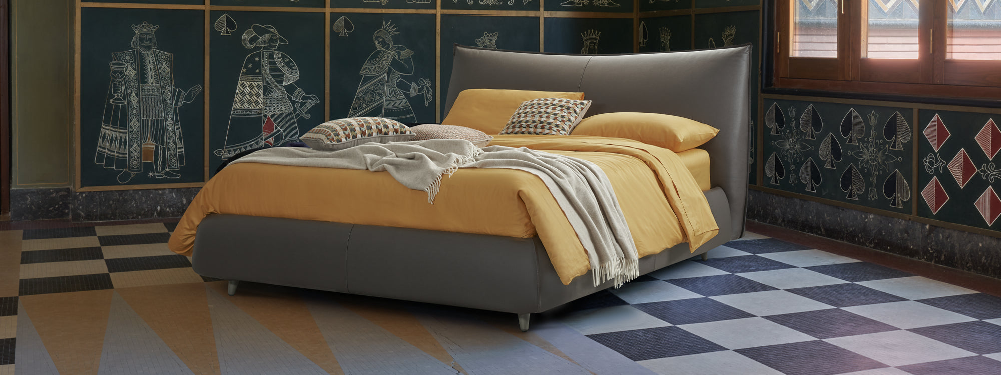 letto di design dorelan con testiera imbottita. letto pelle testa di moro.