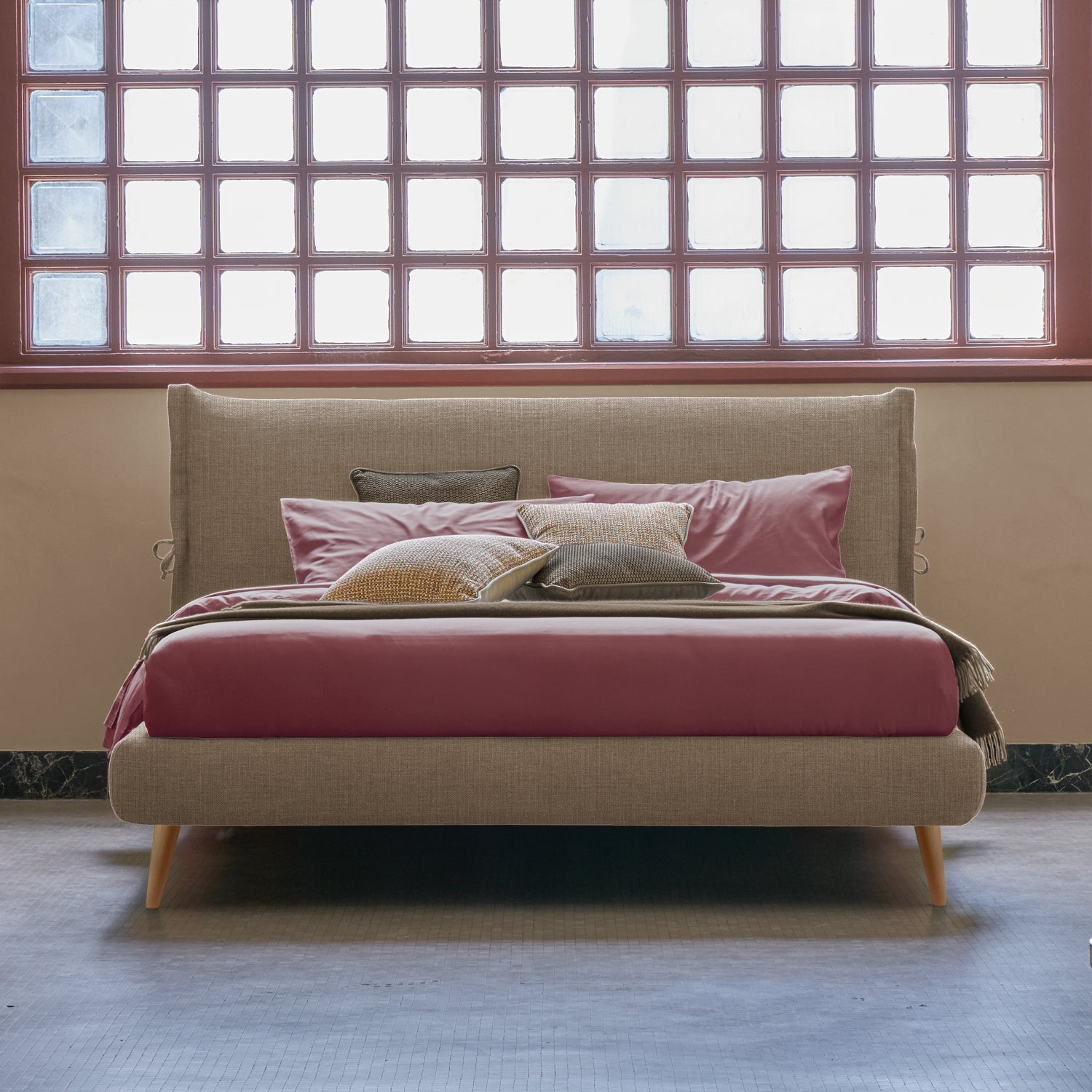 Marina letto dorelan nuova collezione myroom. letto moderno color sabbia imbottito con lenzuola color rosa
