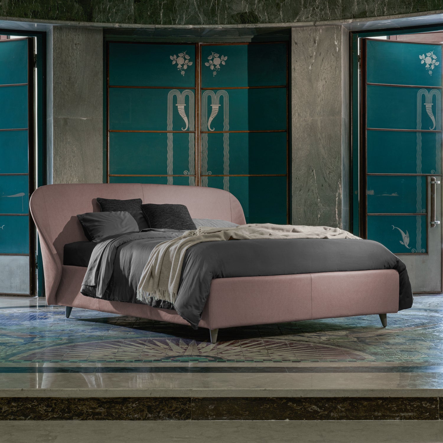 origami letto dorelan nuova collezione myroom. letto di design rosa con lenzuola color grigio fumo di londra
