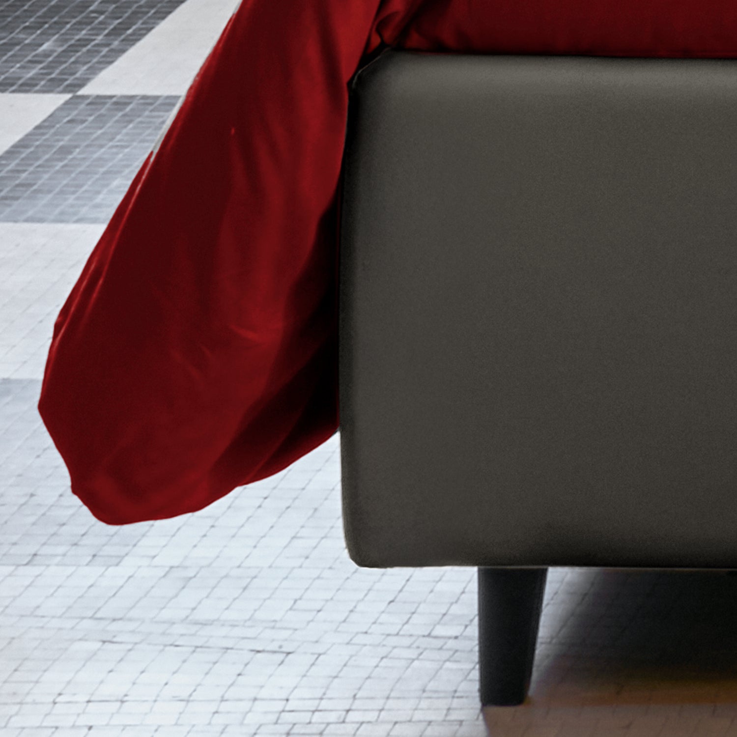 letto sommier senza testiera contenitore grigio con lenzuola rosse