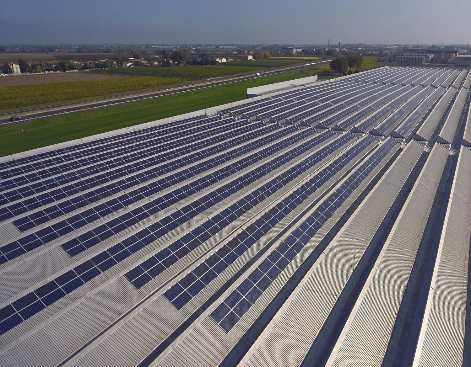 dettaglio dall'alto dell'azienda dorelan, con dettaglio dei pannelli solari per la sostenbilità