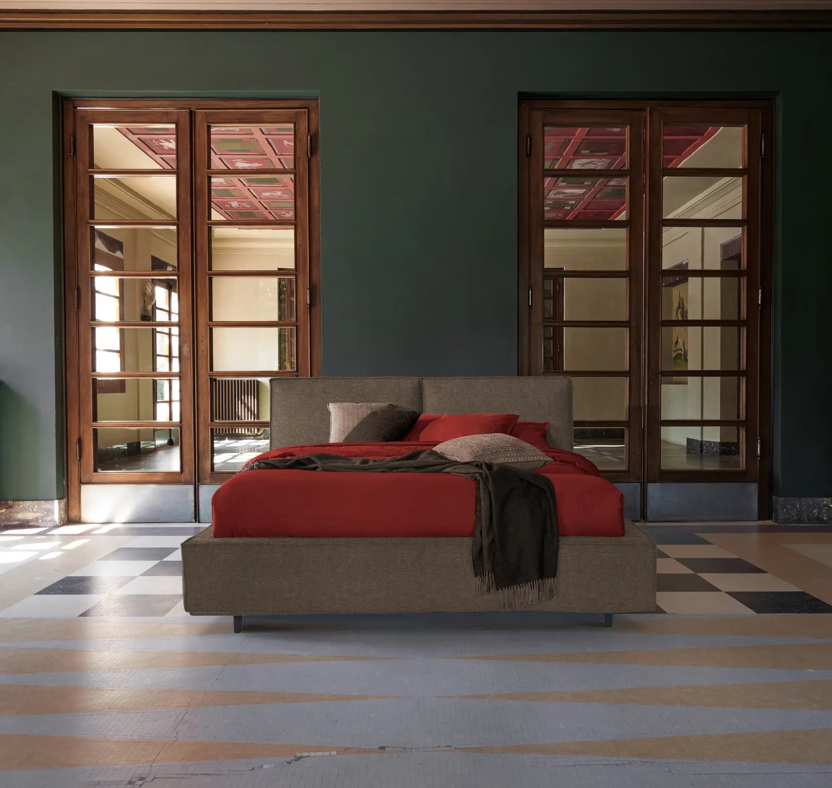 Un'eleganza senza tempo: il letto Bill di Dorelan si inserisce con naturalezza in ambienti ricercati, unendo comfort e stile.
Il letto Bill di Dorelan: design contemporaneo, materiali di pregio e un comfort su misura per il tuo benessere.
Atmosfera sofisticata e accogliente: il letto Bill con il suo rivestimento in tessuto e dettagli di pregio diventa il protagonista dello spazio notte.