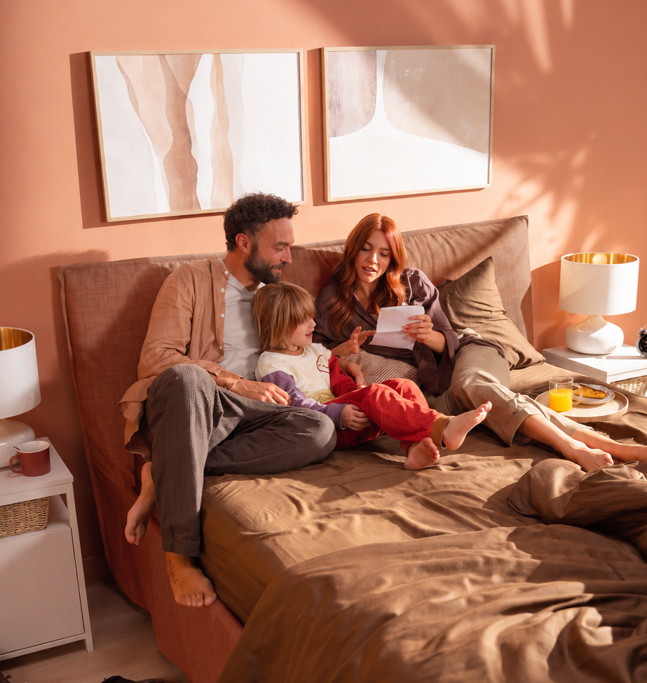 famiglia in camera da letto legge una storia