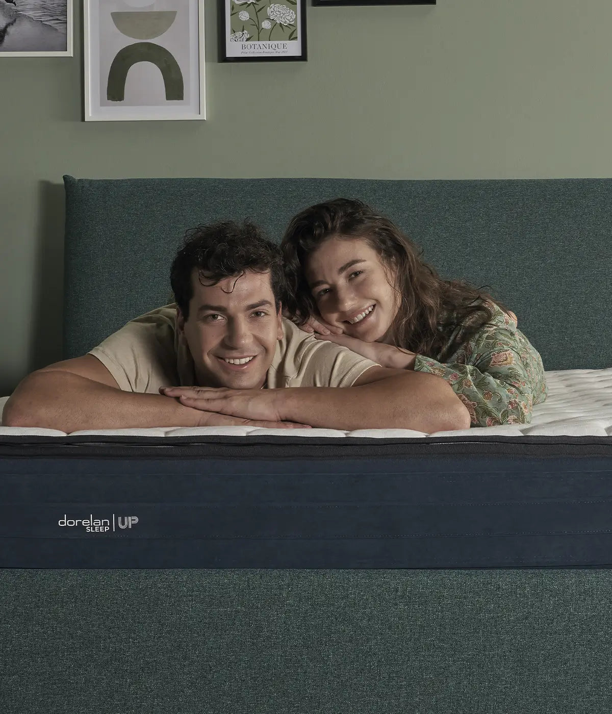 Comfort Dorelan: giovane coppia appoggiata al materasso Sleep | UP in camera moderna.