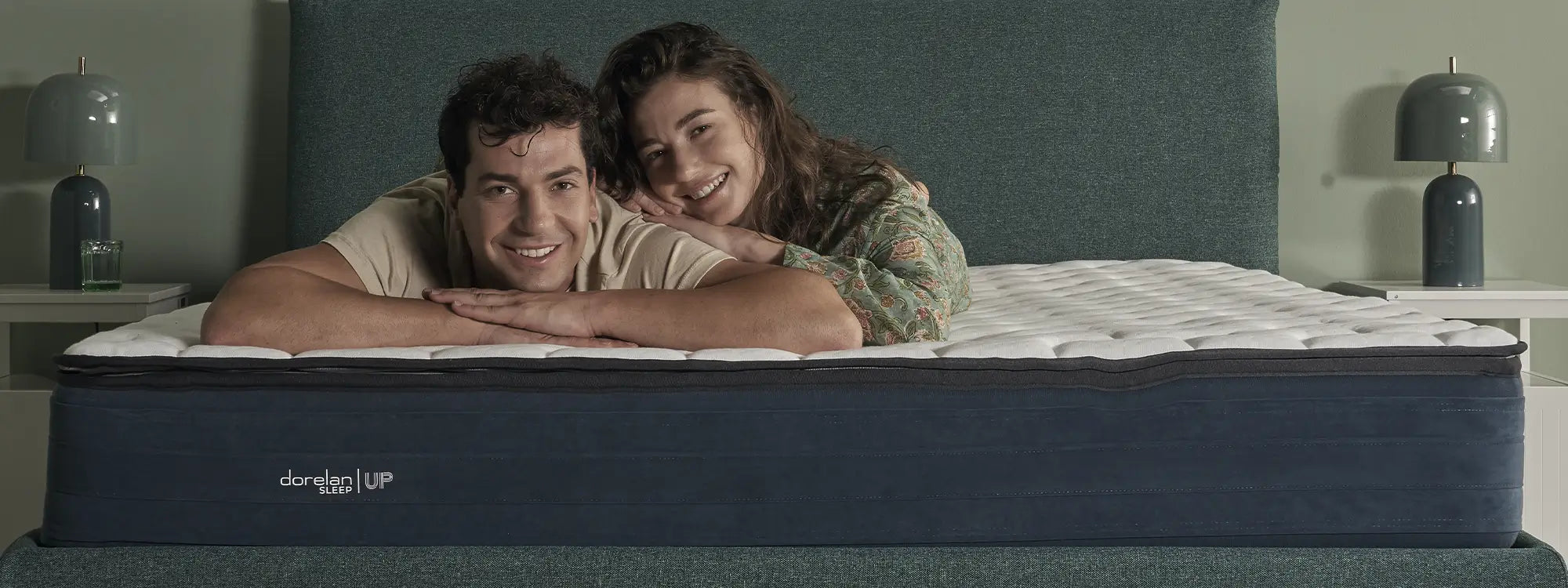 Comfort Dorelan: giovane coppia appoggiata al materasso Sleep | UP in camera moderna.