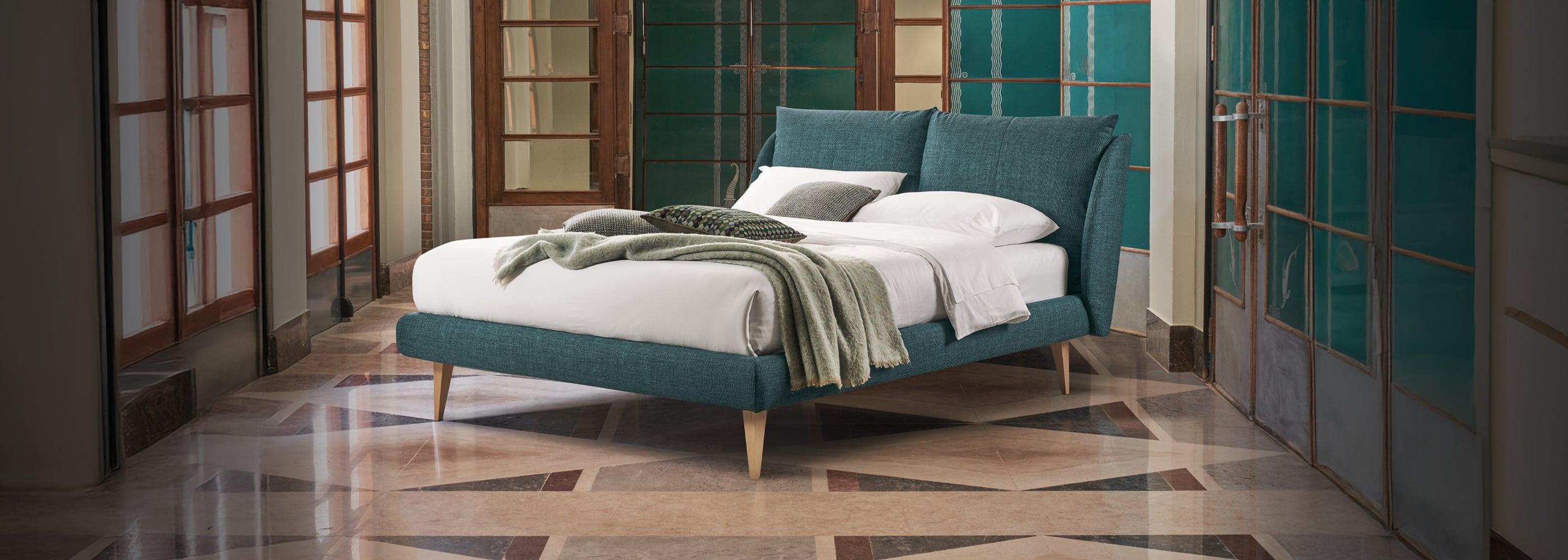 letto con testiera inclinabile. versatile. color celeste con lenzuola bianche
