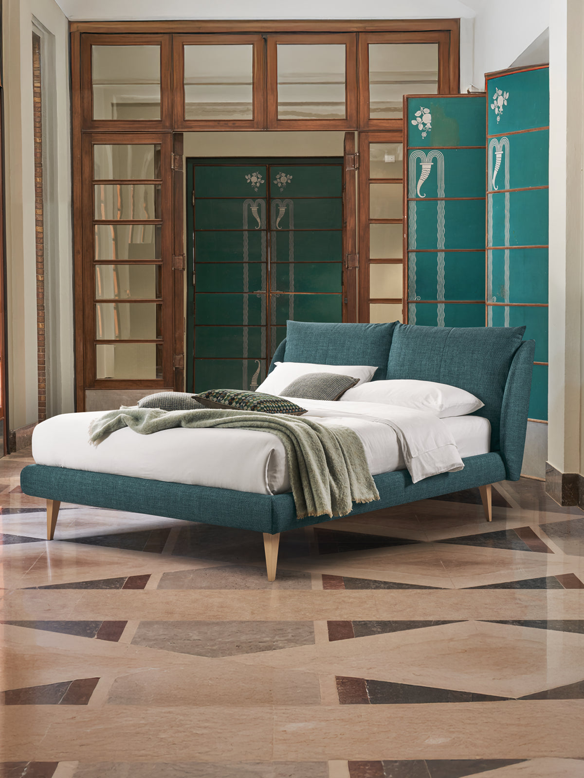 letto con testiera inclinabile. versatile. color celeste con lenzuola bianche