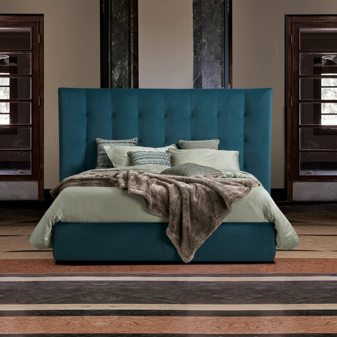 letto con testiera imponente color ottanio e lenzuola color menta