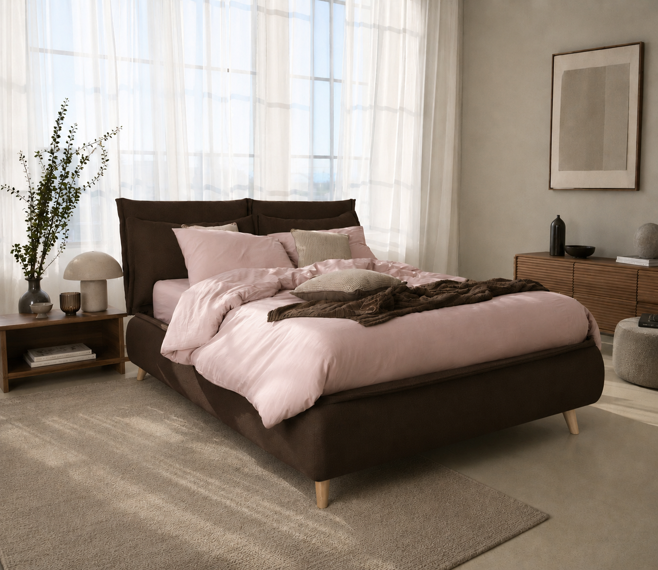 letto somnia marrone con lenzuola rosa e piedini in legno in camera di design sui toni del marrone