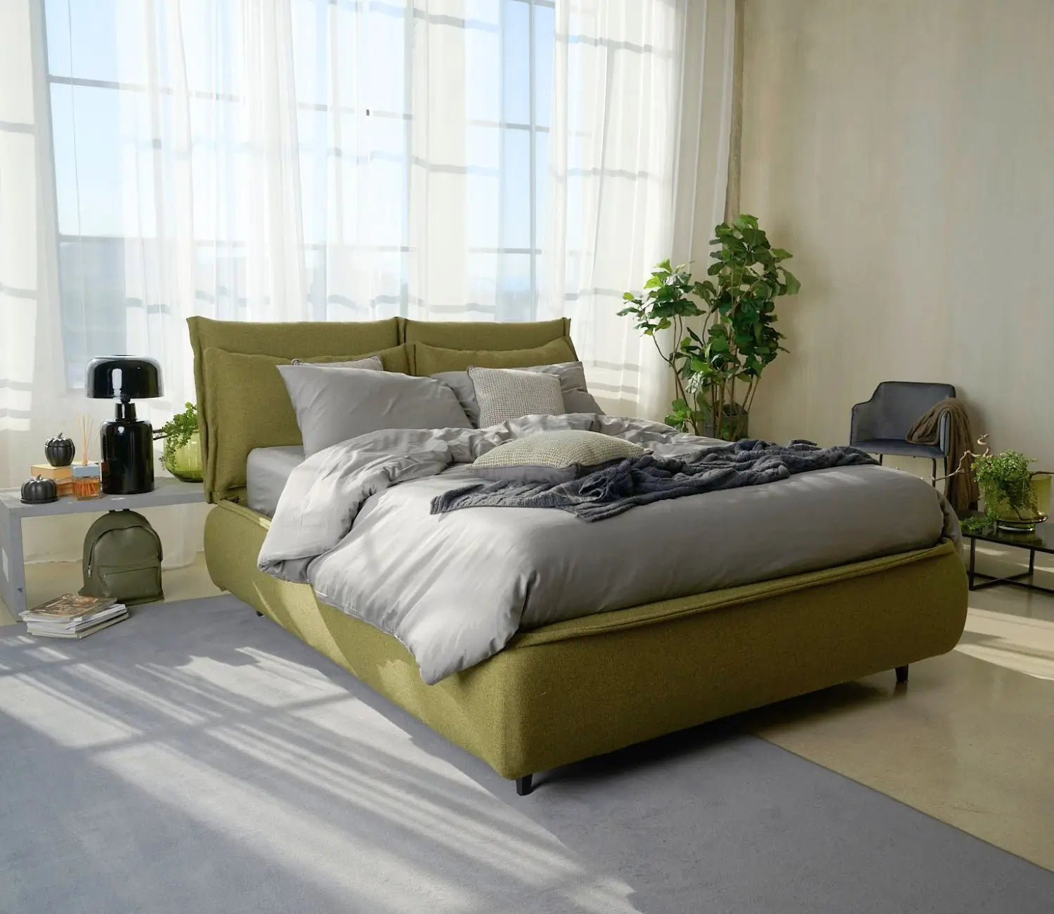 letto somnia verde con lenzuola grigie in camera di design
