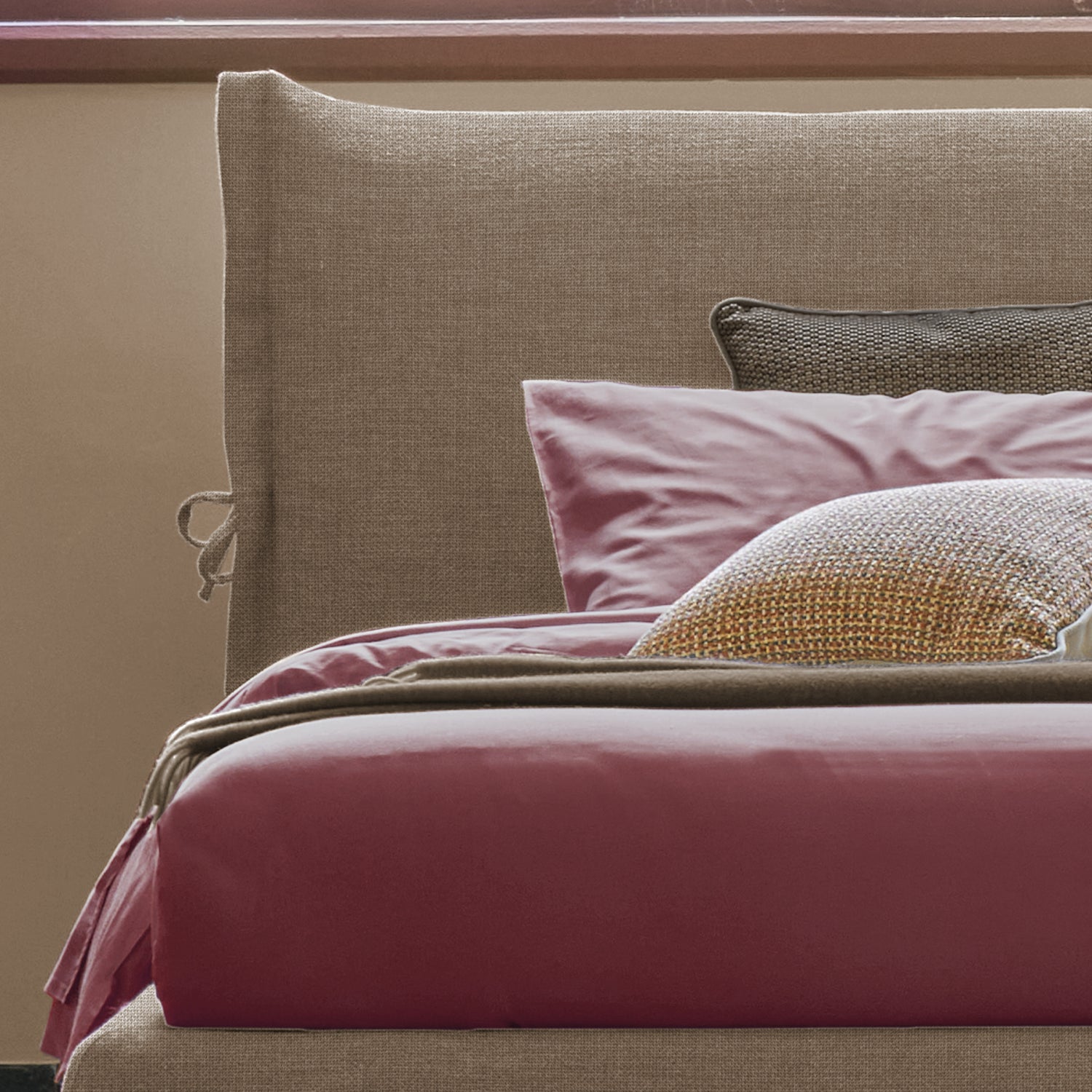 letto marina con volant e fiocchetti laterali. look romantico, letto color sabbia e lenzuola salmone
