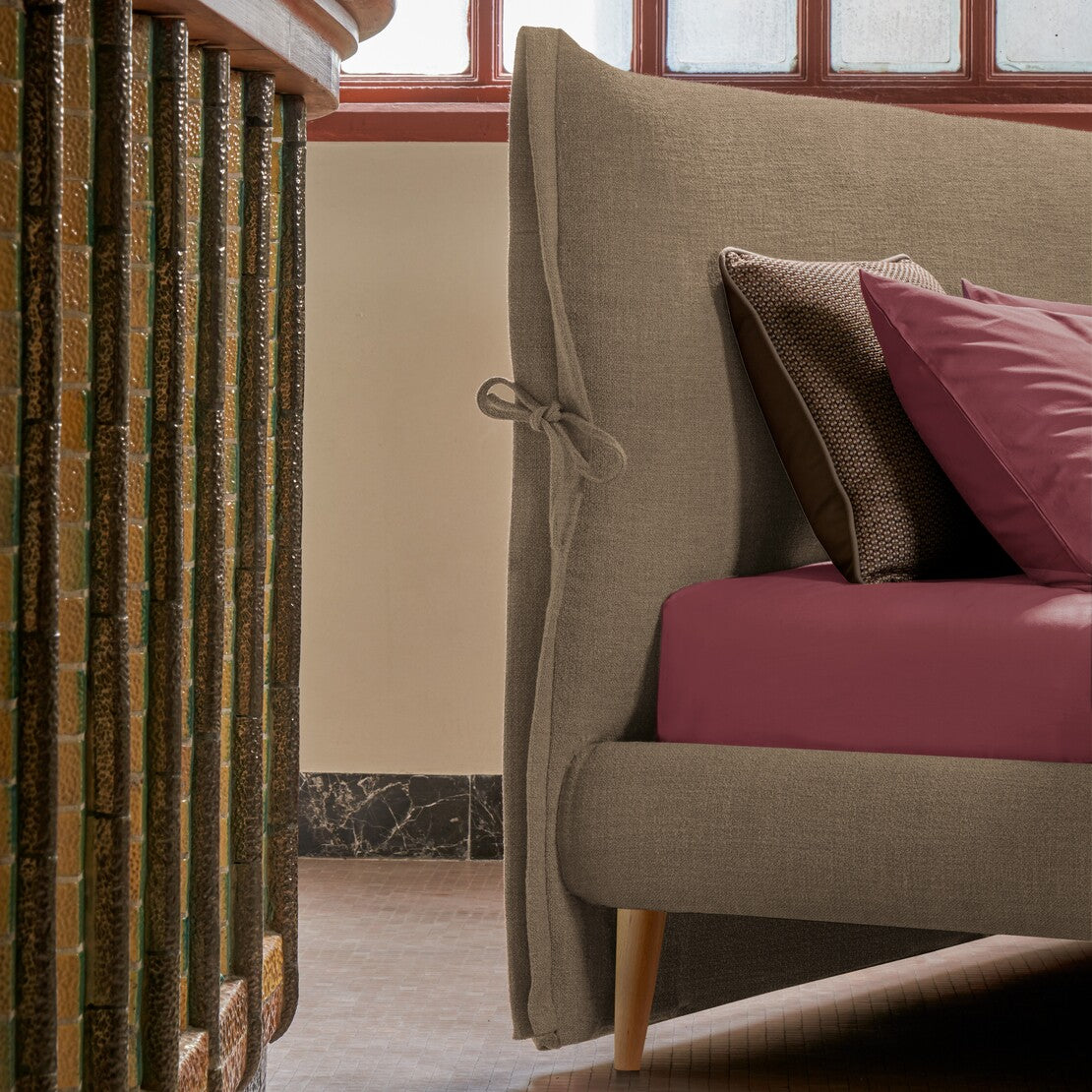 letto marina con volant e fiocchetti laterali. look romantico, letto color sabbia e lenzuola salmone