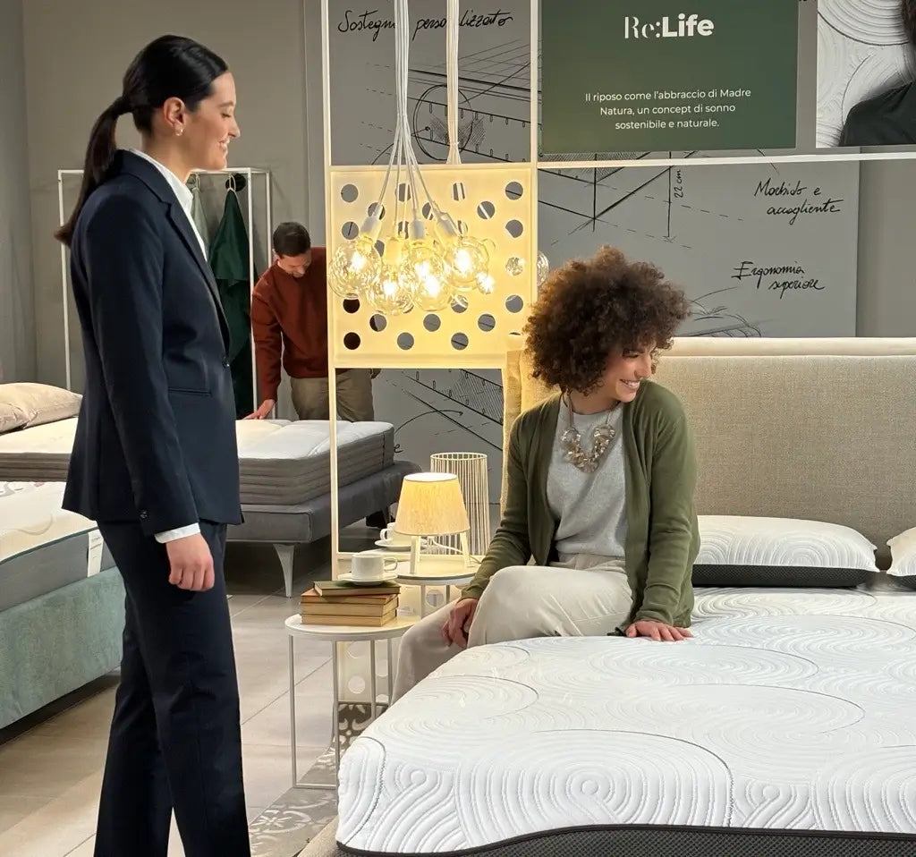 Ragazza prova il materasso Re:Life
di Dorelan in Store, accompagnata da una consulente.