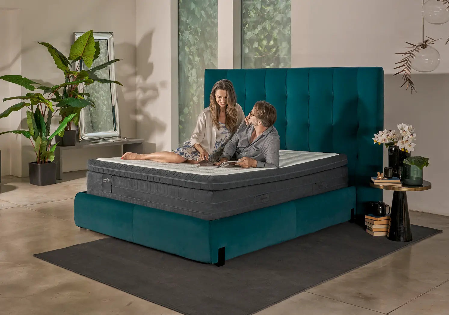 coppia si rilassa su elegante materasso dorelan della collezione signature collection