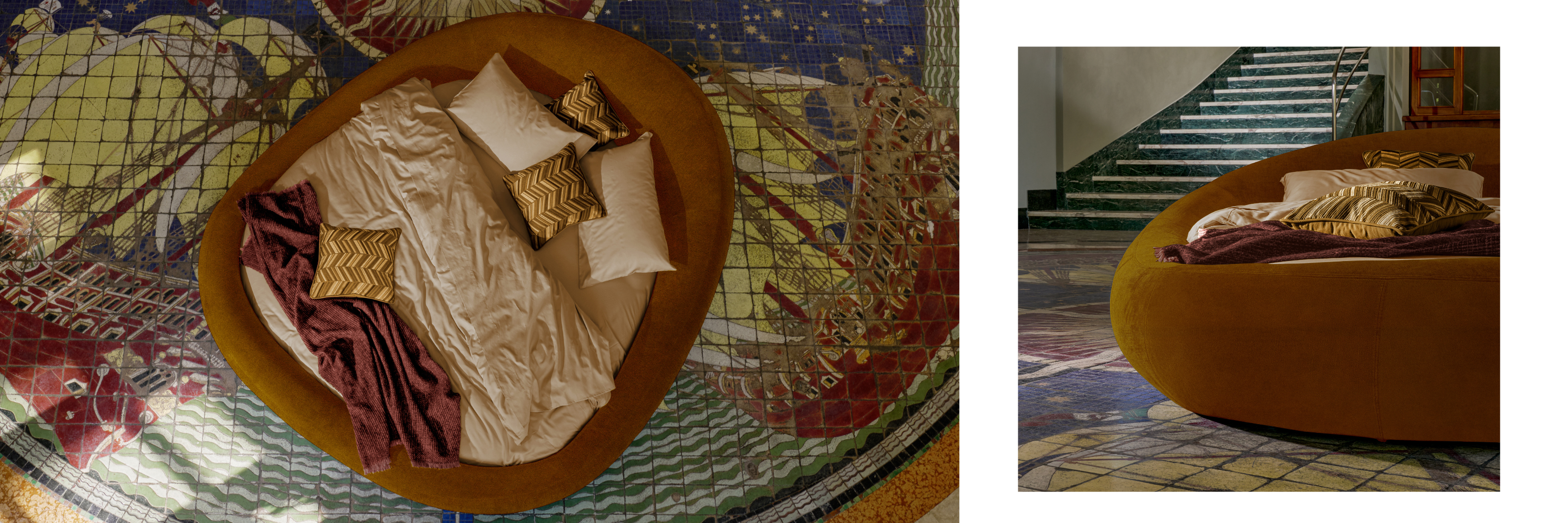 Letto matrimoniale rotondo con rivestimento color ocra, cuscini decorativi e coperta bordeaux, visto dall’alto su un mosaico artistico con motivi marini