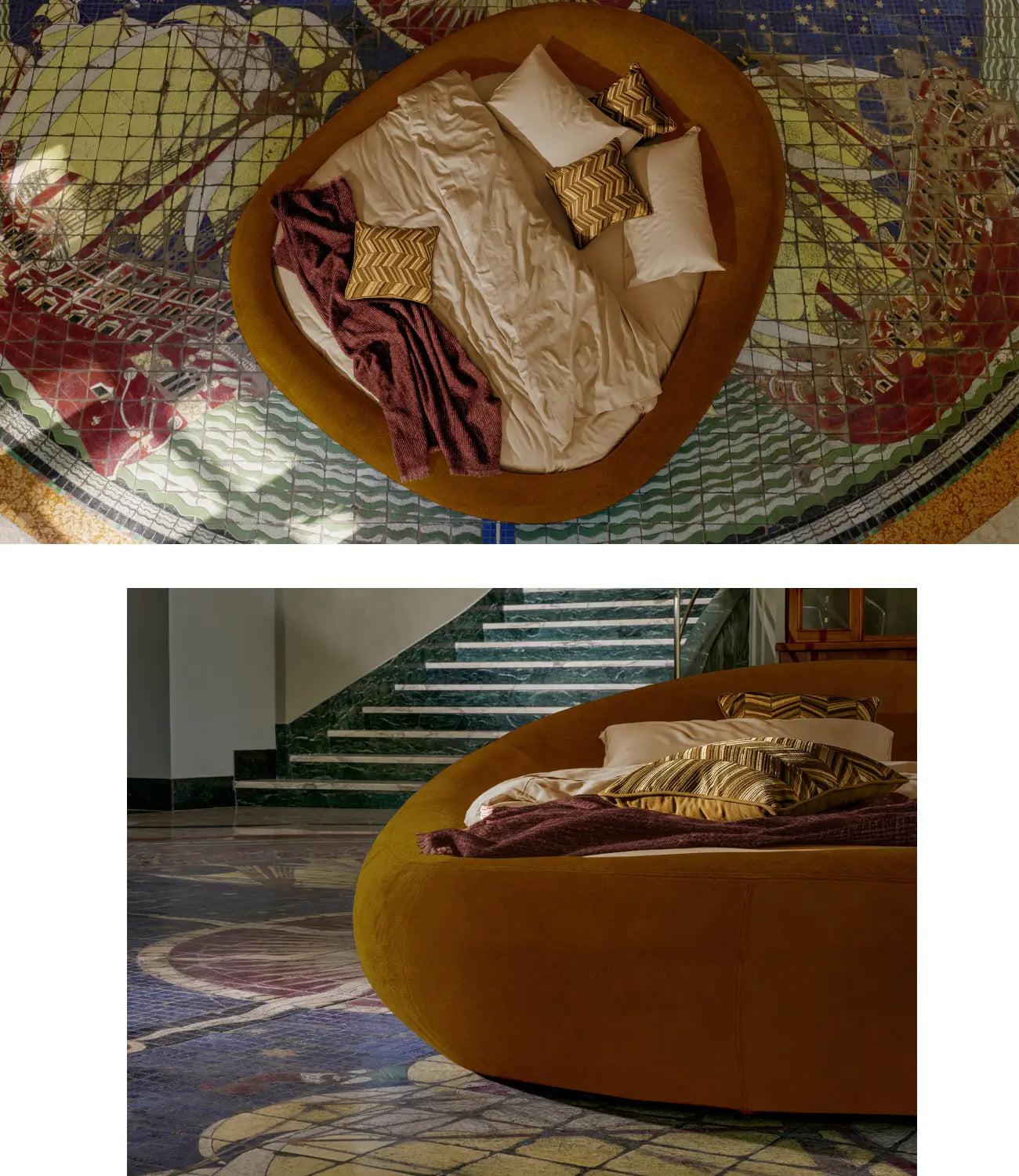 Letto matrimoniale rotondo di design con rivestimento color ocra, cuscini decorativi e coperta bordeaux, visto dall’alto su un mosaico artistico con motivi marini