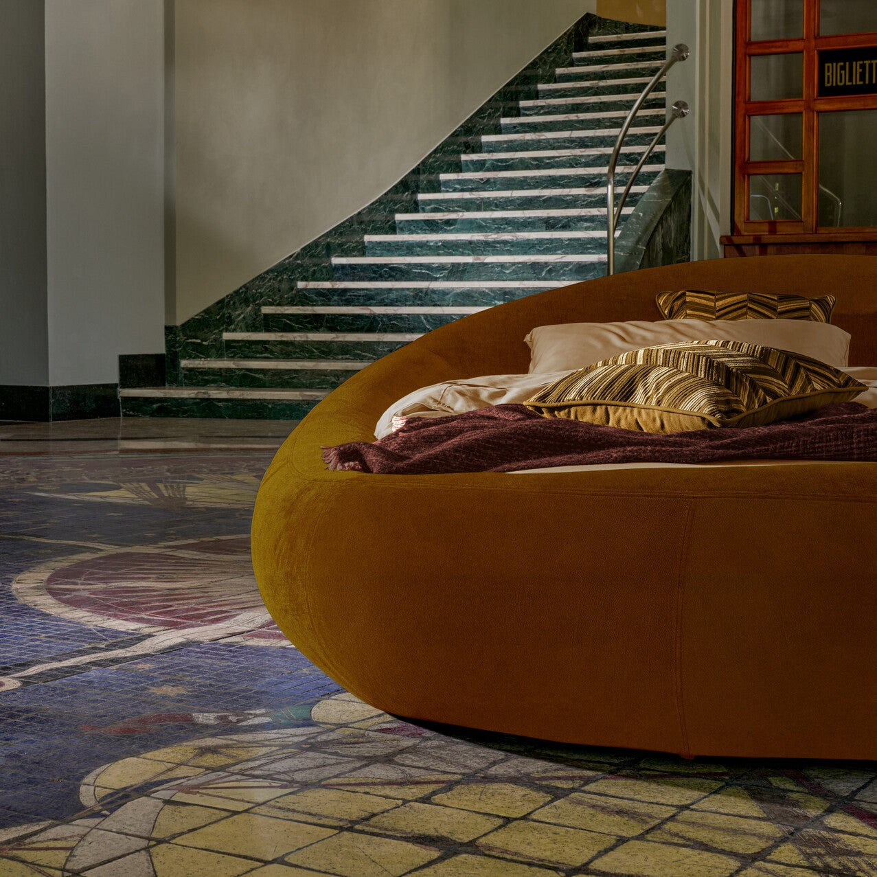 pebble letto dorelan a ciottolo d design letto tondo ocra in un contesto di design