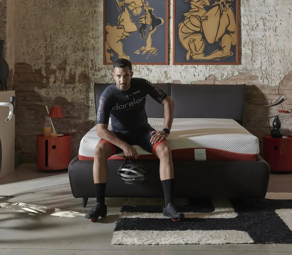 Performance e recupero: sportivo su letto con materasso Dorelan Re:Active, fascia rossa