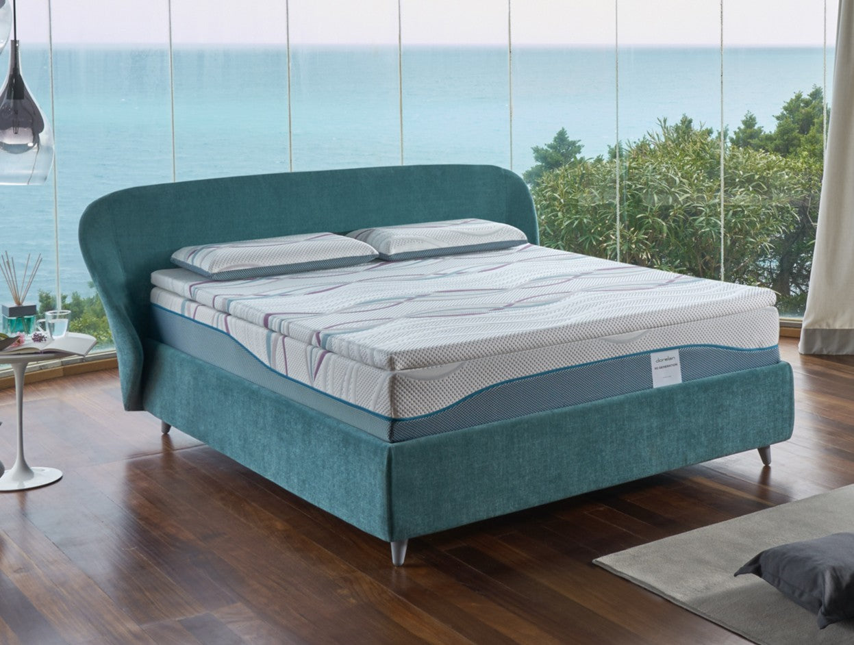 letto origami di design color ottanio su affacciato sul mare in una villa con vetrate