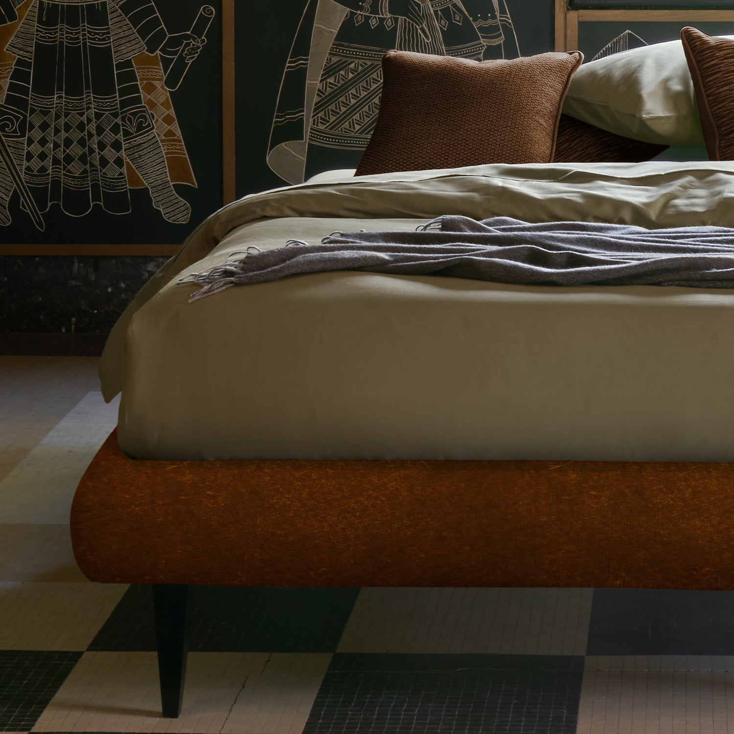 letto sommier senza testiera color rame con lenzuola color oro