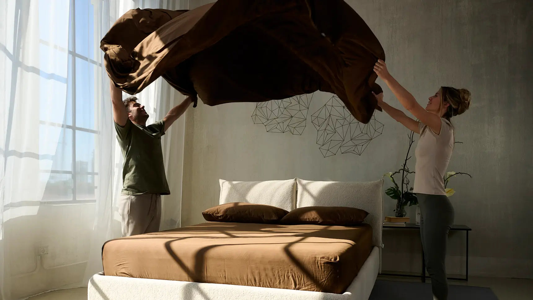 ragazzi rifanno il letto con lenzuola marroni