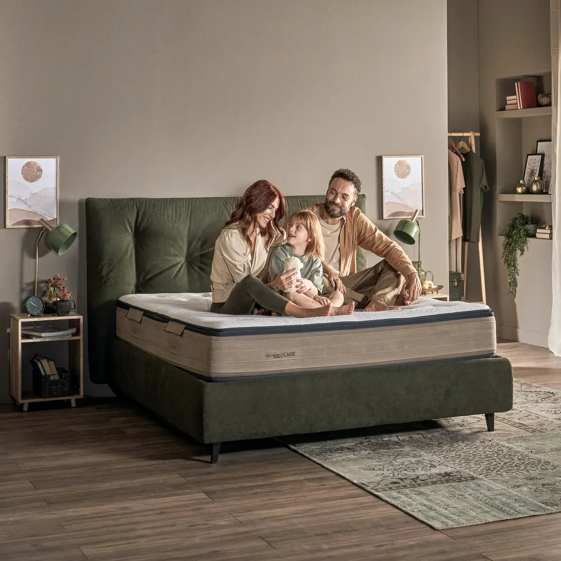 famiglia sorridente su nuovo materasso dorelan Sleep CARE che rispetta l'ambiente in una camera dai toni neutri