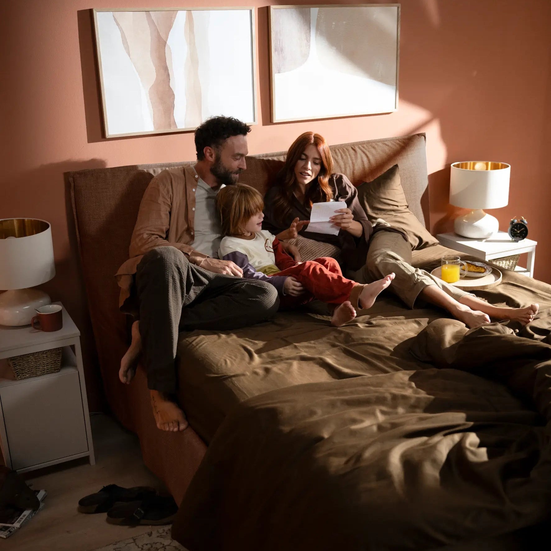 famiglia si rilassa su nuovo materasso sleep care di dorelan