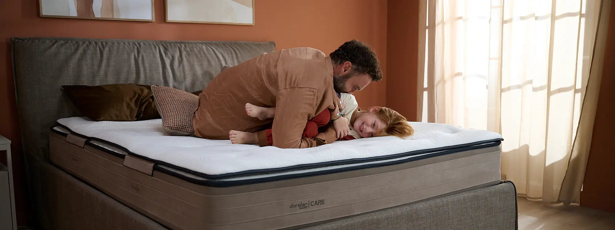 padre e figlia giocano assieme sul letto. è fondamentale avere le energie per giocare con i propri figli