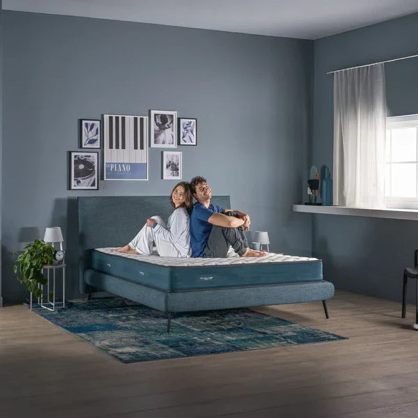Materasso Creed Dorelan della collezione Sleep UP, modello a molle interconnesse con fascia blu, pensato per un comfort pratico e un sostegno stabile durante il riposo.