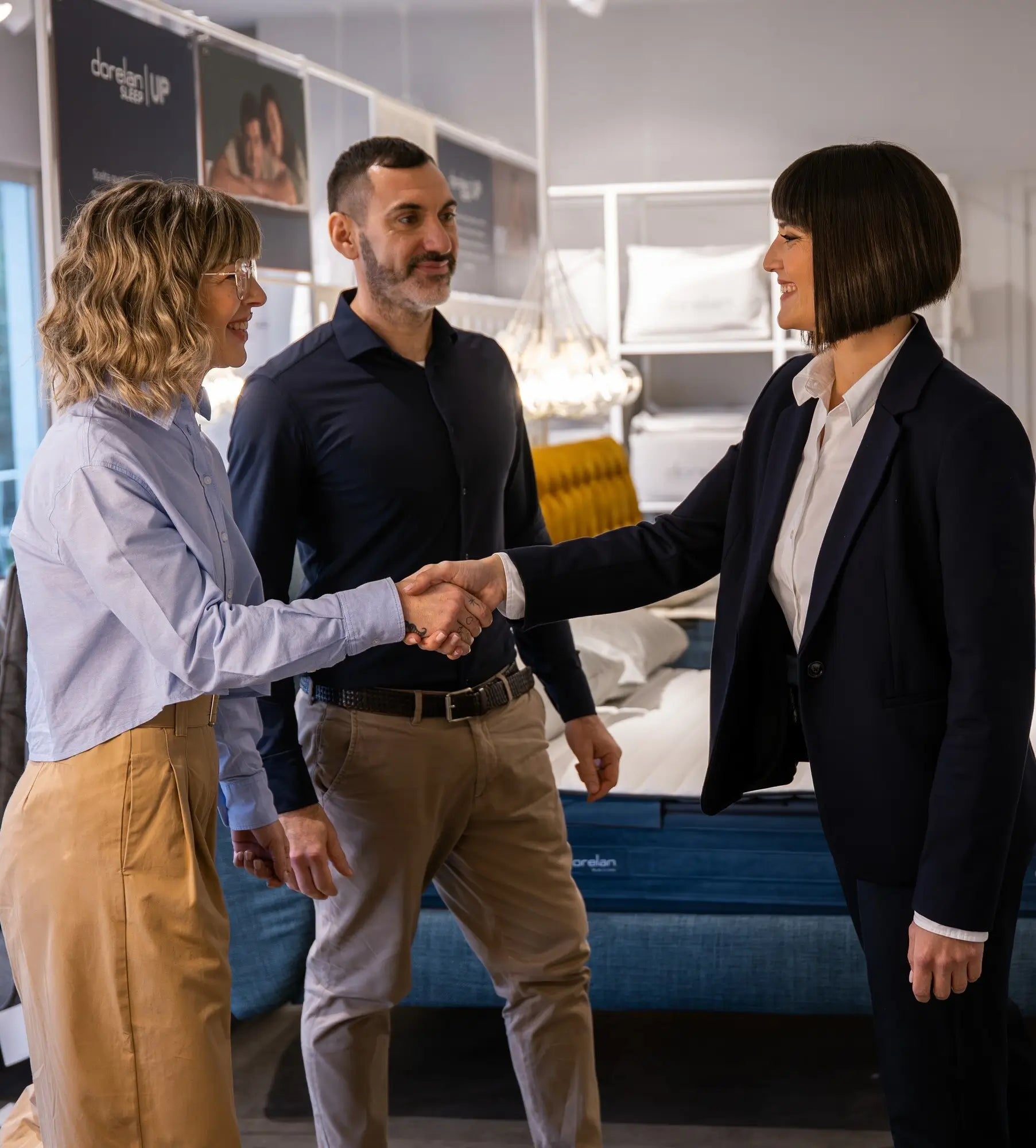 Coppia riceve consulenza personalizzata da una Consulente del Riposo in un Dorelan Store.