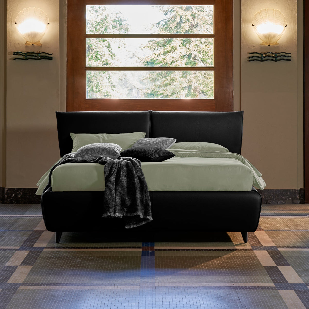 letto edward in pelle nera con lenzuola color menta della collezione myroom di dorelan