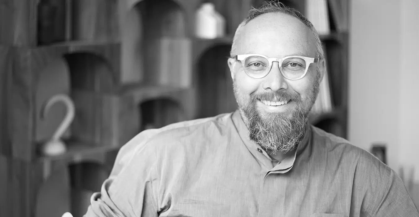 il designer giulio iacchetti in una foto ufficiale ritratto in bianco e nero