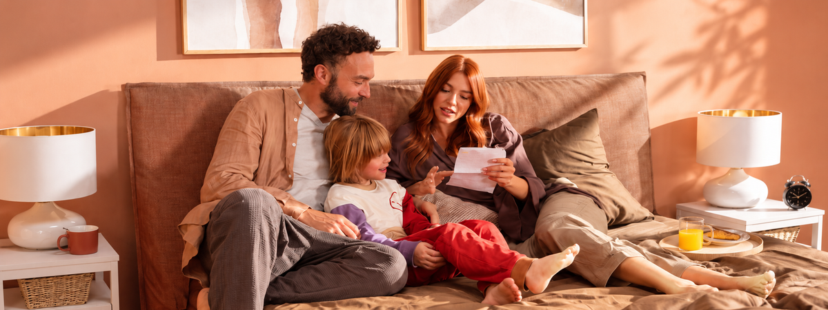 famiglia in camera da letto legge una storia 