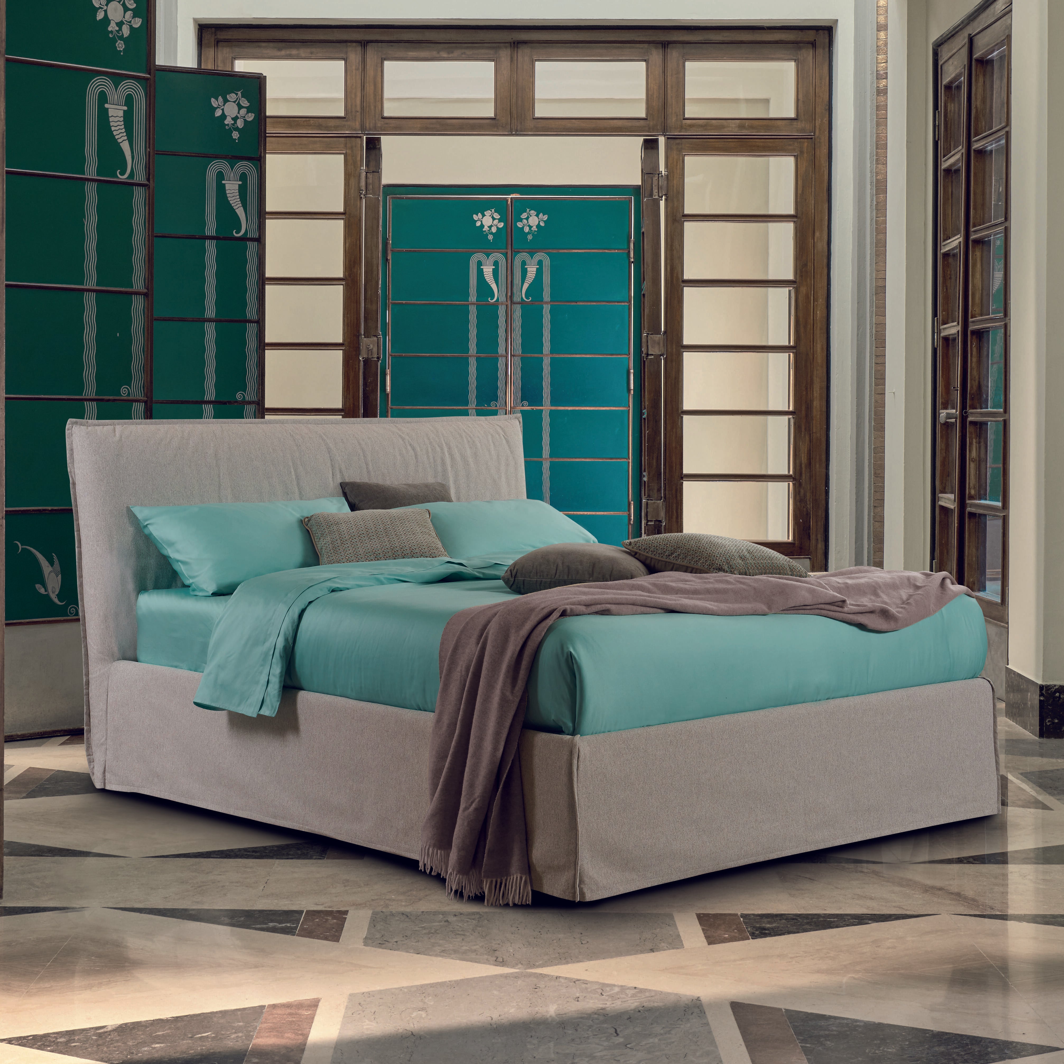 letto grigio con volant /fodera a sacco e lenzuola color tiffany in un contesto elegante