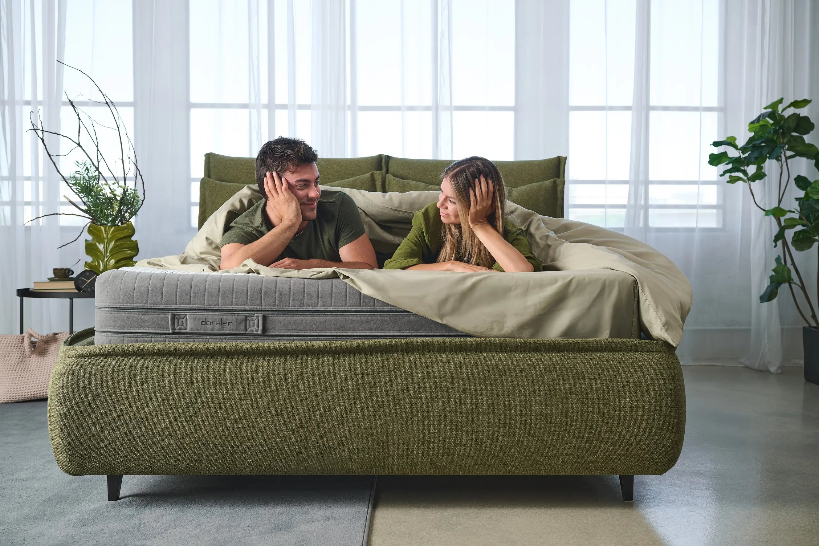 Letto contemporaneo con materasso Dorelan Innovative; coppia sorridente in relax