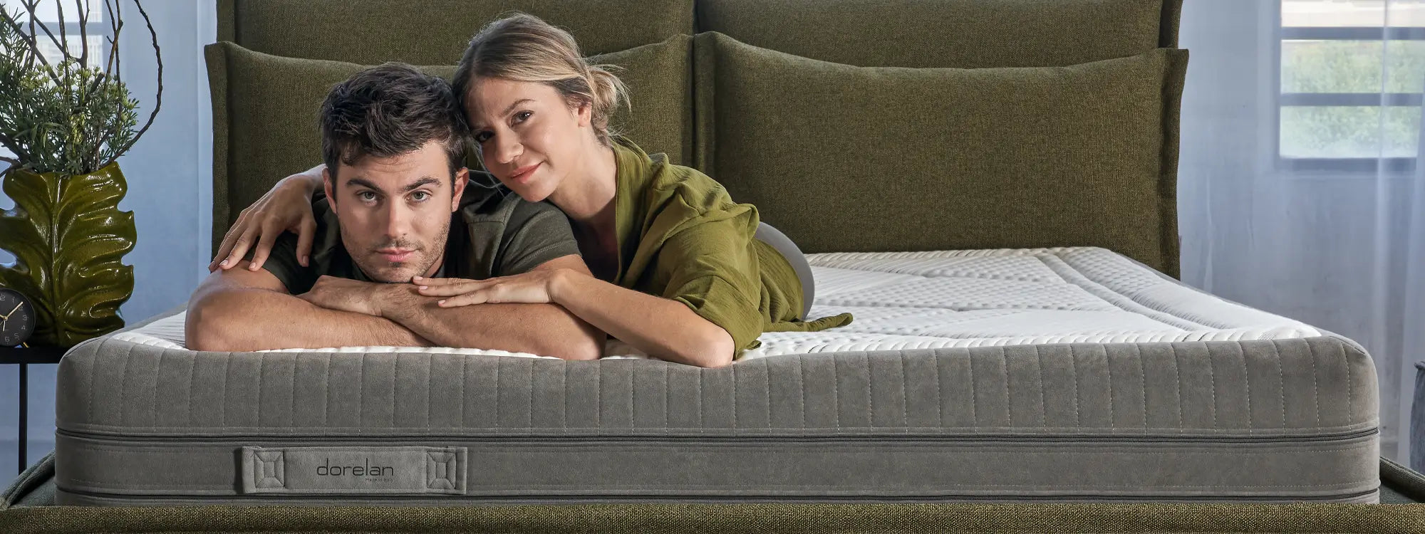 Materasso Dorelan Innovative grigio con coppia rilassata; testiera verde e finiture morbide