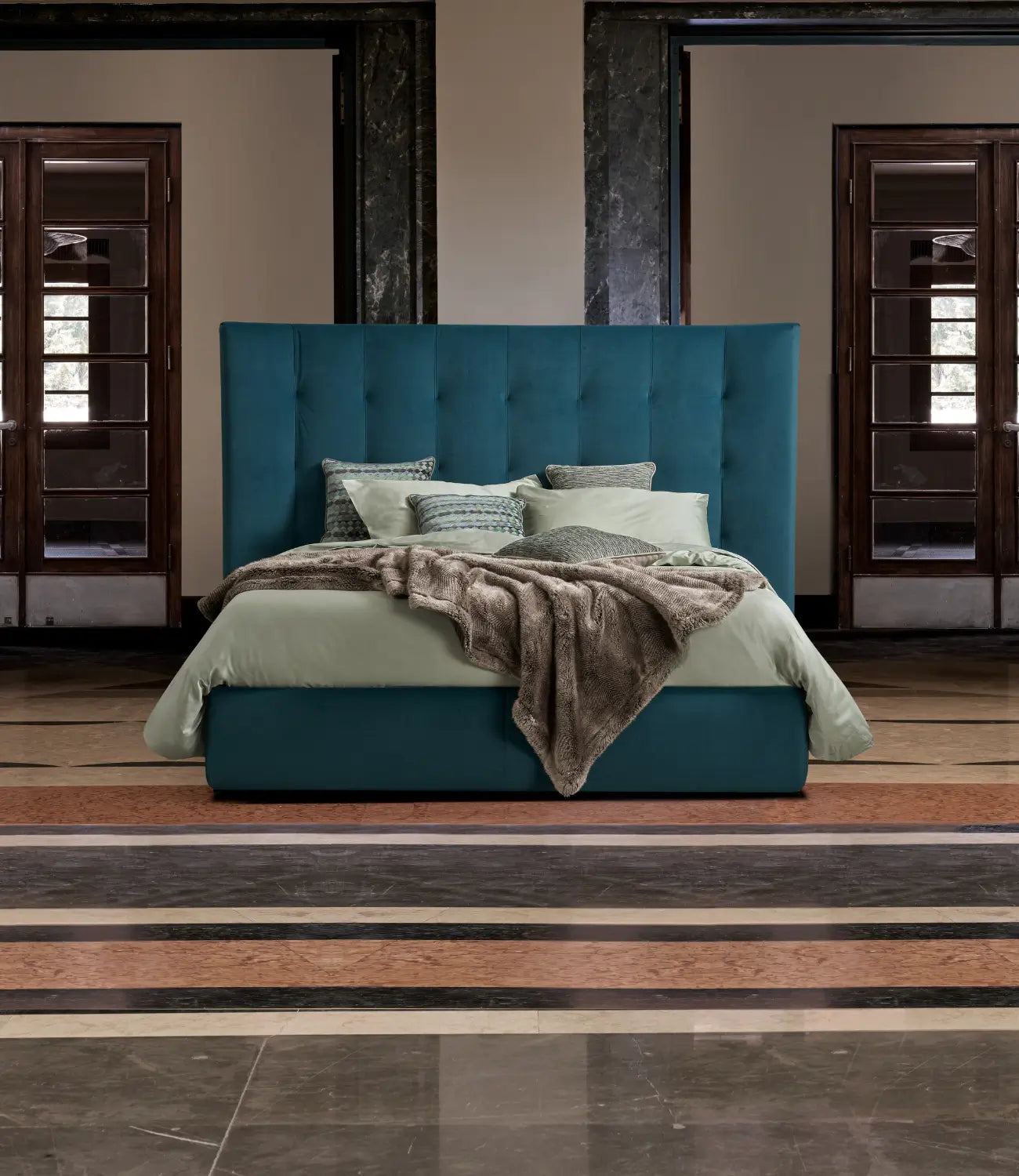 letto ottanio con grande testiera in un contesto elegante. le coeprte sono color menta 