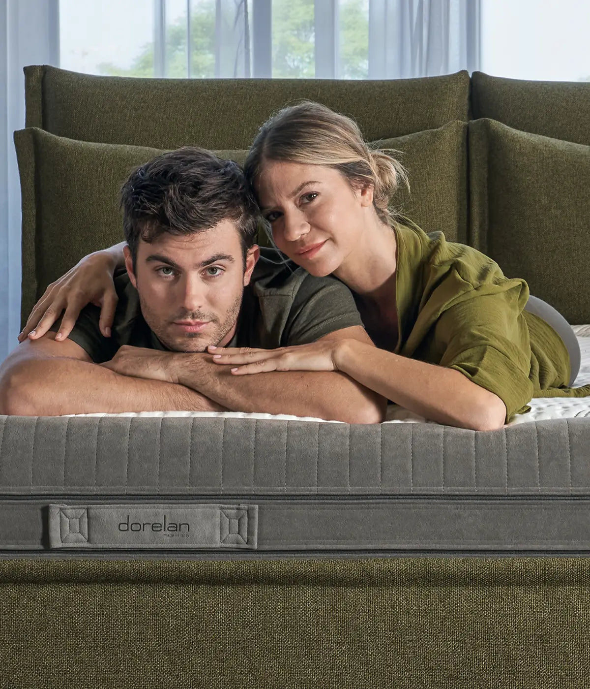Materasso Dorelan Innovative grigio con coppia rilassata; testiera verde e finiture morbide