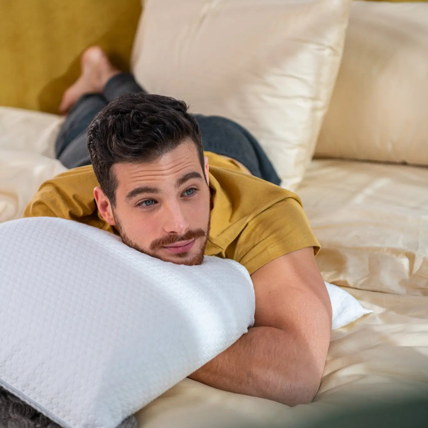 ragazzo non riesce a dormire a causa dell'insonnia da stress. dorelan fornisce consigli e suggerimenti per dormire bene 