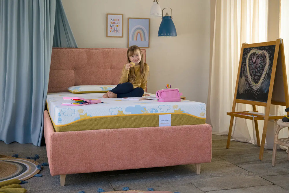 bambina mangia su materasso singolo dorelan per bambini in una cameretta 