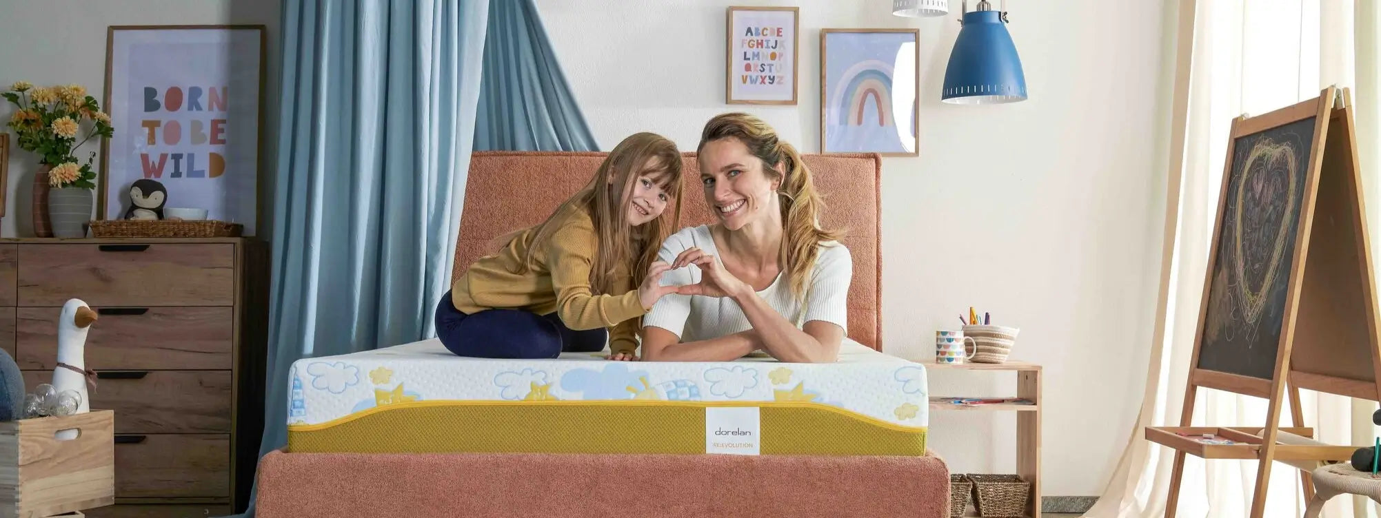 Cameretta dei bambini: materasso Dorelan Re:Evolution con bordo giallo, mamma e figlia sorridenti