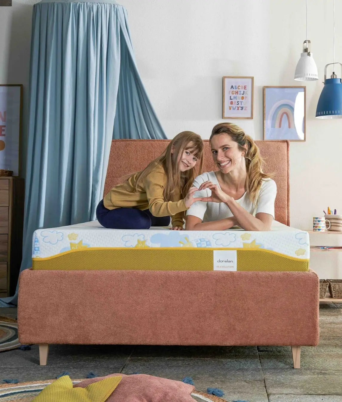 Cameretta dei bambini: materasso Dorelan Re:Evolution con bordo giallo, mamma e figlia sorridenti