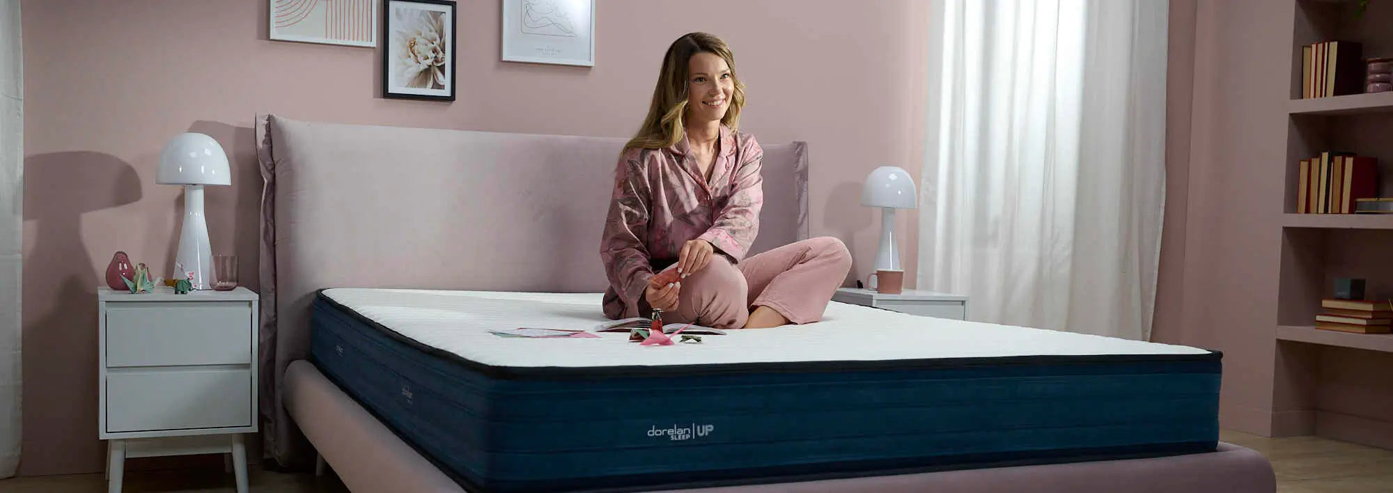 ragazza sorridente su materasso dorelan sleep up caratterizzato dal suo speciale rivestimento