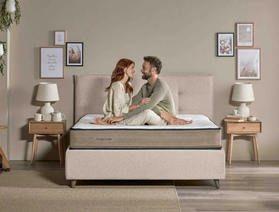 ragazzi si abbracciano su materasso linea sleepcare dorelan su camera beige