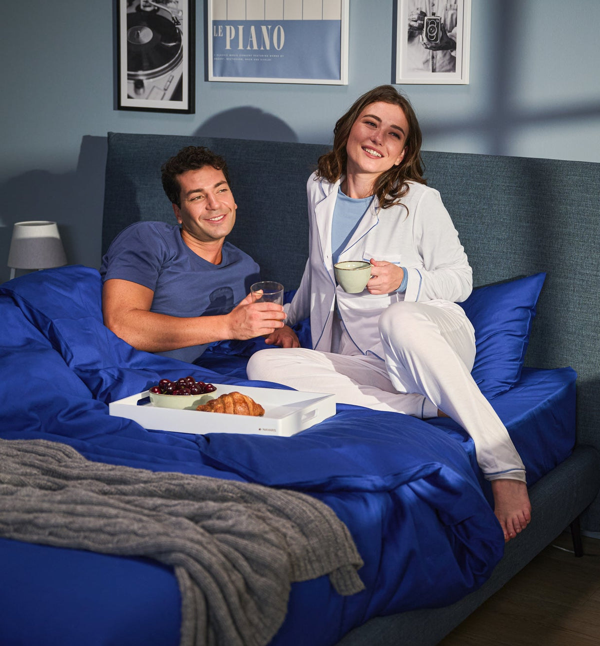 due ragazzi nel sistema letto prime di dorelan, sui toni del colore blu