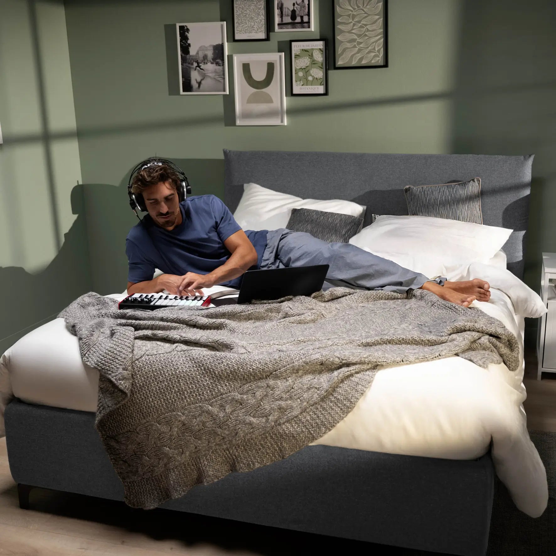 ragazzo si rilassa ascoltando muscia sul nuovo materasso dorelan sleep UP in una camera da letto invernale 